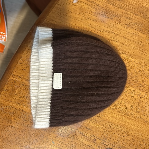 The coach hate brown and white. - Picture 2 of 2